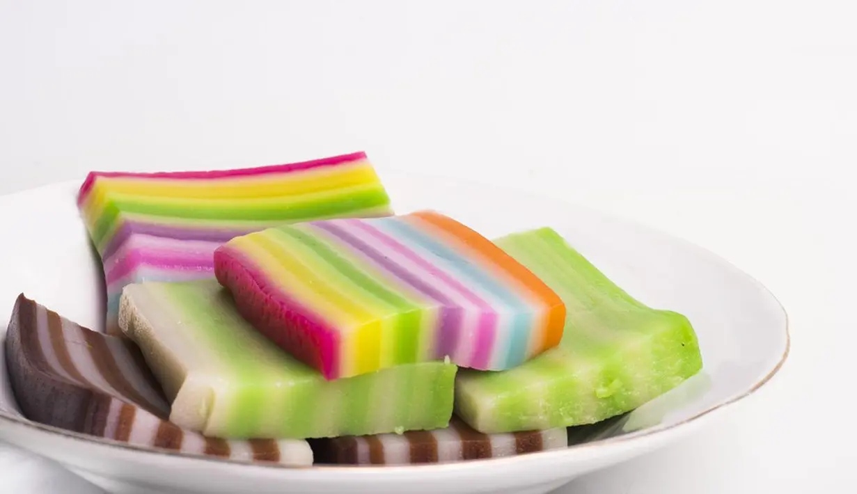 Kue talam punya rasa manis yang tidak terlalu dan sesuai namanya, kue ini dibentuk berlapis-lapis dengan warna yang berbeda. Kue ini juga terbuat dari campuran tepung kanji, tepung beras, santan dan bahan lainnya. Biasanya juga disajikan pada acara-acara adat, seperti pernikahan. (Shutterstock.com/m