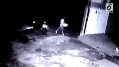 Rekaman seorang wanita membuang bayinya di depan sebuah panti asuhan terekam CCTV.