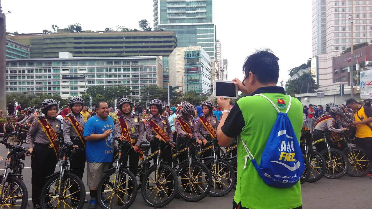 Para polwan di CFD Jakarta diajak berfoto warga