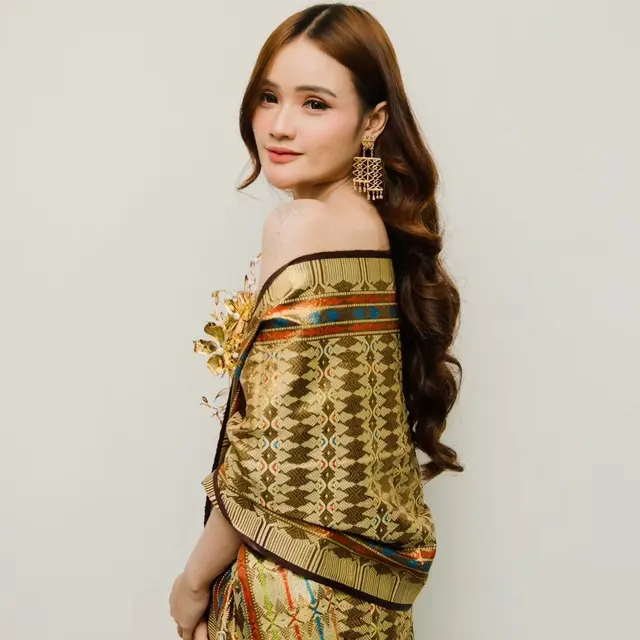 Pesona Menawan khas Perempuan Indonesia dari Fanny Soegiarto, Ex Vokalis Soegi Bornean yang Kerap Kenakan Kain Etnik