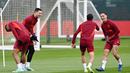 Pemain Manchester United, Casemiro, Diogo Dalot dan Antony tertawa lepas saat sesi latihan di Carrington Training Complex, Senin (23/10/2023). MU akan berhadapan dengan Copenhagen di Liga Champions. (AFP/Paul Ellis)