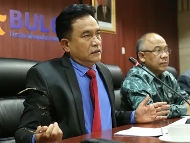 Pengacara Perum Bulog Yusril Ihza Mahendra bersama dengan Direktur SDM dan Umum Wahyu Suparyono saat menjelaskan persoalan sengketa lahan di kantor Bulog, Jakarta, Senin (25/9). (Liputan6.com/Angga Yuniar)