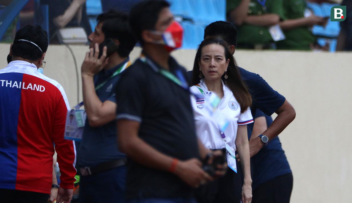 Federasi Sepak Bola Thailand (FAT) pun mulai tertarik memakai jasanya pada tahun 2015 dengan memberinya kepercayaan menjadi manajer Timnas Sepak Bola Wanita Thailand. Madam Pang mampu membawa Timnas Wanita Thailand lolos ke putaran final Piala Dunia Wanita pada edisi 2015 dan 2019. (Bola.com/Ikhwan Yanuar)