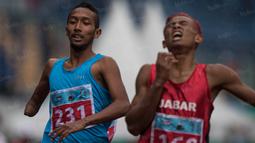 Atlet Jawa Tengah, Ahmad Zein (kiri), menyelesaikan lomba nomor 200 meter T 47 putra pada Peparnas XV di Stadion Gelora Bandung Lautan Api, Bandung, Kamis (20/10/2016). (Bola.com/Peksi Cahyo) 