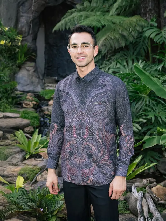 5 Potret Raffi Ahmad dan Nagita Slavina Gandeng Rayyanza Promosikan Brand Batik  (credit:instagram.com/raffinagita1717).