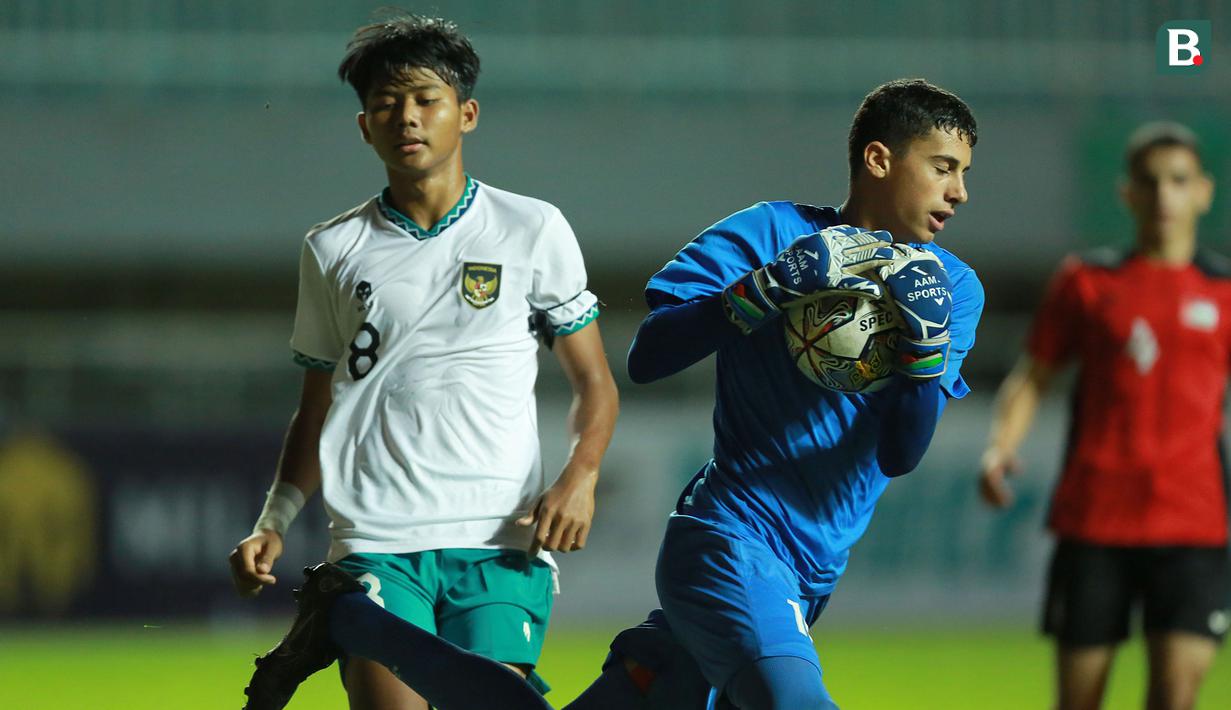 <p>Pemain Timnas Indonesia U-17, Arkhan Kaka berusaha&nbsp;menjebol gawang Palestina U-17 di laga Grup B Kualifikasi Piala Asia U-17 2023 yang berlangsung di Stadion Pakansari, Bogor, Jumat (7/10/2022). (Bola.com/M Iqbal Ichsan)</p>