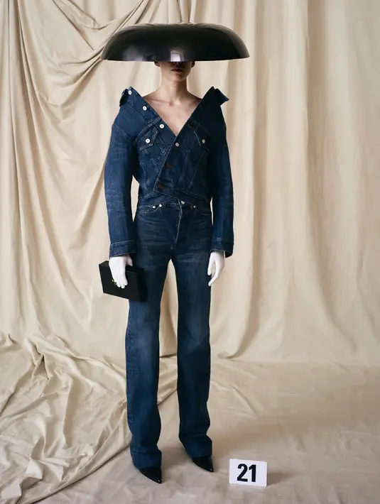 Kini setelah absen selama 53 tahun, Balenciaga Couture Fall 2021 Collection comeback di Paris Fashion Week Haute Couture Fall/Winter dengan pertunjukan runway secara offline atau live (Instagram @balenciaga)