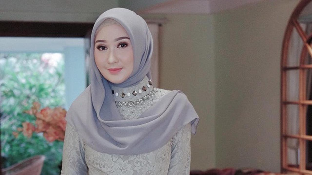 7 Inspirasi Gaya Hijab Saat Lebaran Ala Dian Pelangi, Tetap Stylish