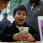 Seorang anak bermain fitur animoji iPhone X di toko Apple Union Square di San Francisco (3/11). iPhone X juga memiliki fitur terbaru Face ID yang berfungsi mendeteksi dan mengenali wajah pemilik sebagai kunci membuka perangkat. (AP Photo/Eric Risberg)