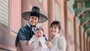 Felicya Angelista dan sang suami, Immanuel Caesar Hito mengajak putri pertama mereka yang belum genap setahun ke Korea Selatan. Mereka pun kompak memakai baju khas sana yaitu Hanbok. (Foto: Instagram/@felicyangelista_)