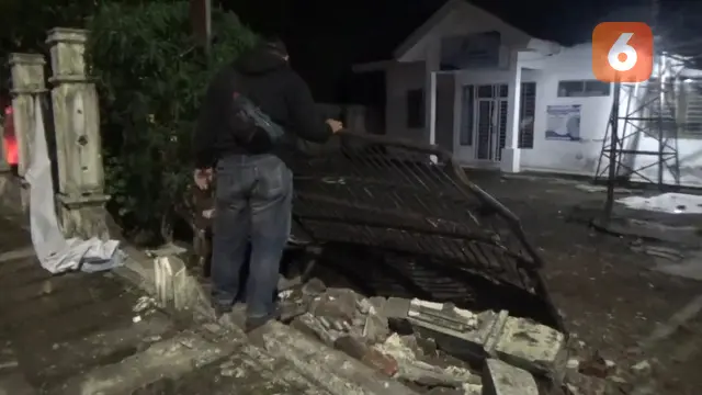 Kantor kelurahan pasca ditabrak mobil yang kejar-kajaran hingga terjadi pengeroyokan di Jalan Pembangunan Kota Sukabumi (Liputan6.com/Fira Syahrin).