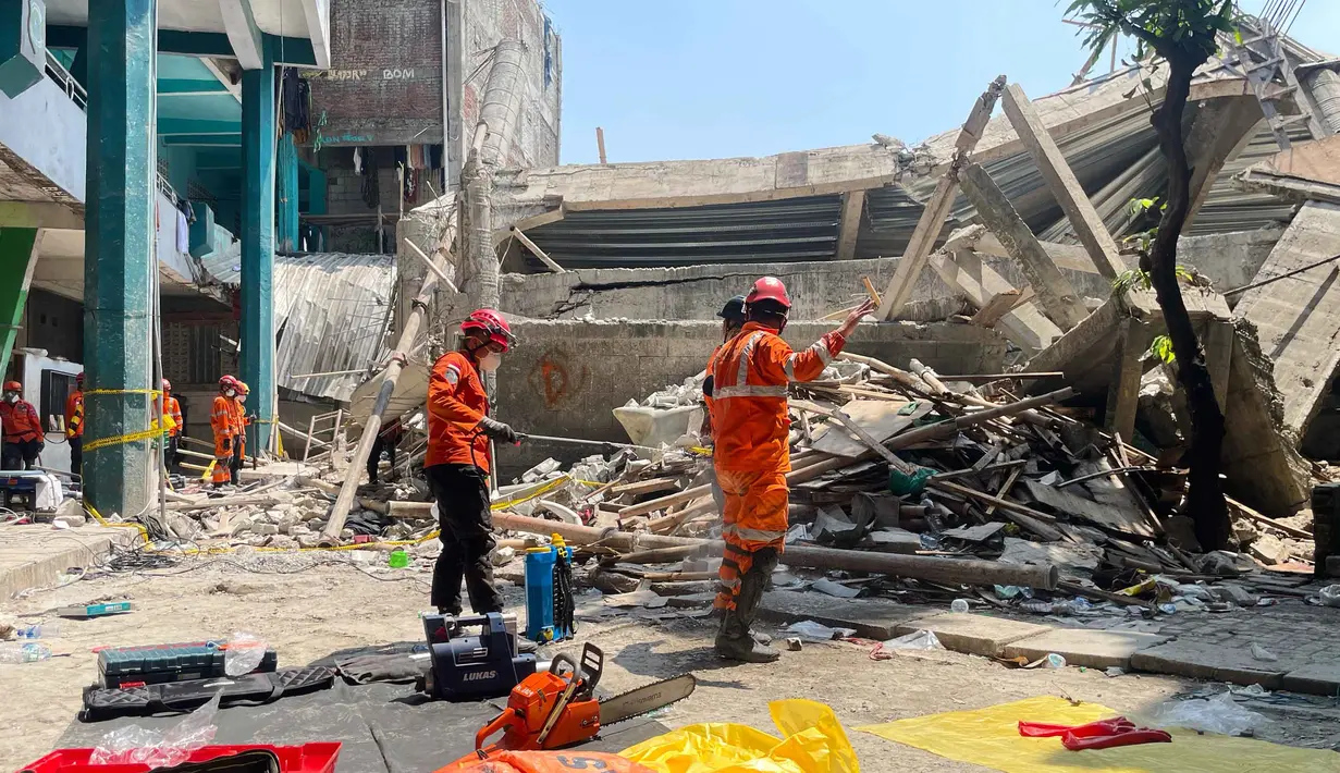 Data sementara Tim SAR Gabungan hingga Jumat (3/10/2025), tercatat total 111 orang menjadi korban dalam insiden tersebut. (AP Photo/Trisnadi)