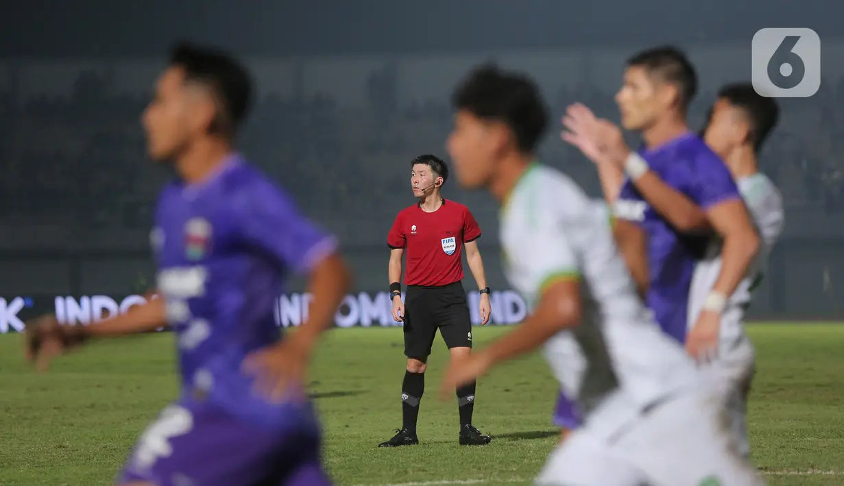 Araki beberapa kali pernah menjadi wasit untuk pertandingan timnas Indonesia, seperti dalam laga uji coba melawan Islandia pada 2018 dan juga memimpin partai timnas Indonesia vs Vietnam di Piala AFF 2022. (Bola.com/M Iqbal Ichsan)