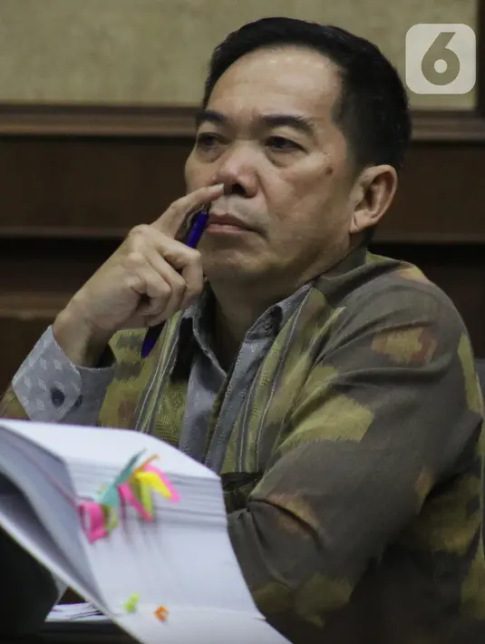 Terdakwa kasus dugaan suap kepada Asisten Pidana Umum Kejati DKI Jakarta Agus Winoto dan jaksa Kejati DKI Jakarta Arih W Suranta, Alfin Suherman menyimak keterangan saksi saat sidang lanjutan di Pengadilan Tipikor Jakarta, Senin (14/10/2019). (Liputan6.com/Helmi Fithriansyah)