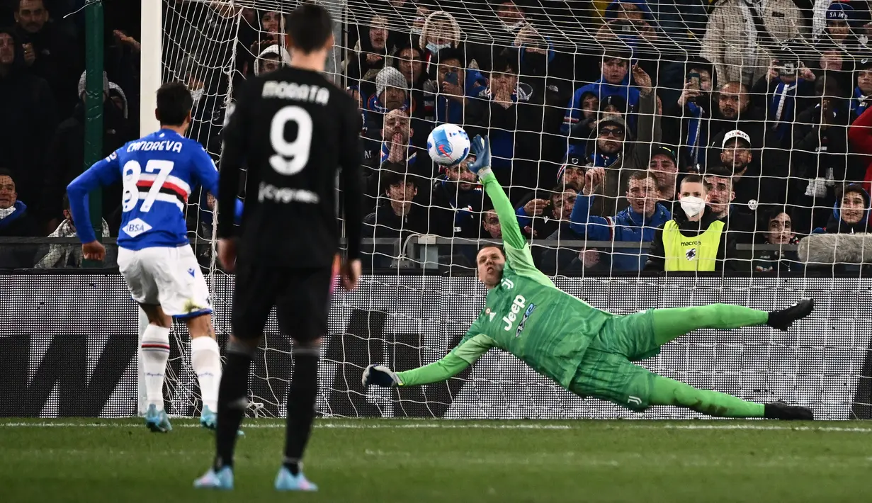 Kiper Juventus Wojciech Szczesny menangkis penalti yang ditendang gelandang Sampdoria Antonio Candreva (kiri) pada pekan ke-29 Liga Italia di Stadion Luigi Ferraris, Minggu (13/3/2022) dini hari WIB. Dua gol Alvaro Morata membantu Juventus menekuk Sampdoria dengan skor 3-1. (Marco BERTORELLO/AFP)