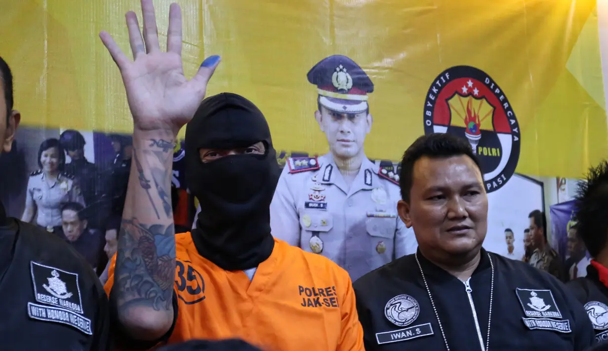 Atas kasus itu, Tora dikenakan hukuman sesuai dengan pasal 62 UU No.5 tahun 1997 dengan ancaman hukuman sampai 5 tahun penjara. Hal ini diungkapkan Kasat Narkoba Polres Metro Jakarta Selatan, Kompol Vivick Tjangkung.  (Adrian Putra/Bintang.com)