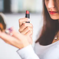 Ilustrasi make up untuk kecantikkan. (dok. kaboompics /Pixabay/Tri Ayu Lutfiani)