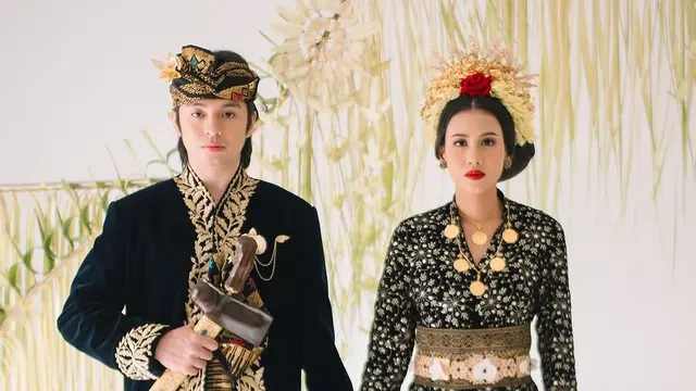 Pesona Magis dan Romantis Foto Prewedding Angga Yunanda dan Shenina Cinnamon yang Tampil Bak Pasangan Bangsawan Lombok