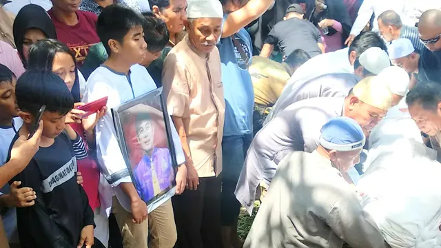Pemakaman Abu Saila (55), presenter TVRI yang dibunuh rekannya, Achfi Suhasim (29).(Liputan6.com/Ahmad Akbar Fua)
