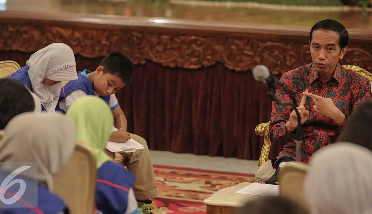 Presiden Joko Widodo menjawab pertanyaan dari sejumlah wartawan cilik di Istana Negara, Jakarta, Selasa (20/10/2015). Hasil wawancara tersebut akan dibukukan dan dibagikan gratis ke seluruh sekolah dasar di Indonesia. (Liputan6.com/Faizal Fanani)