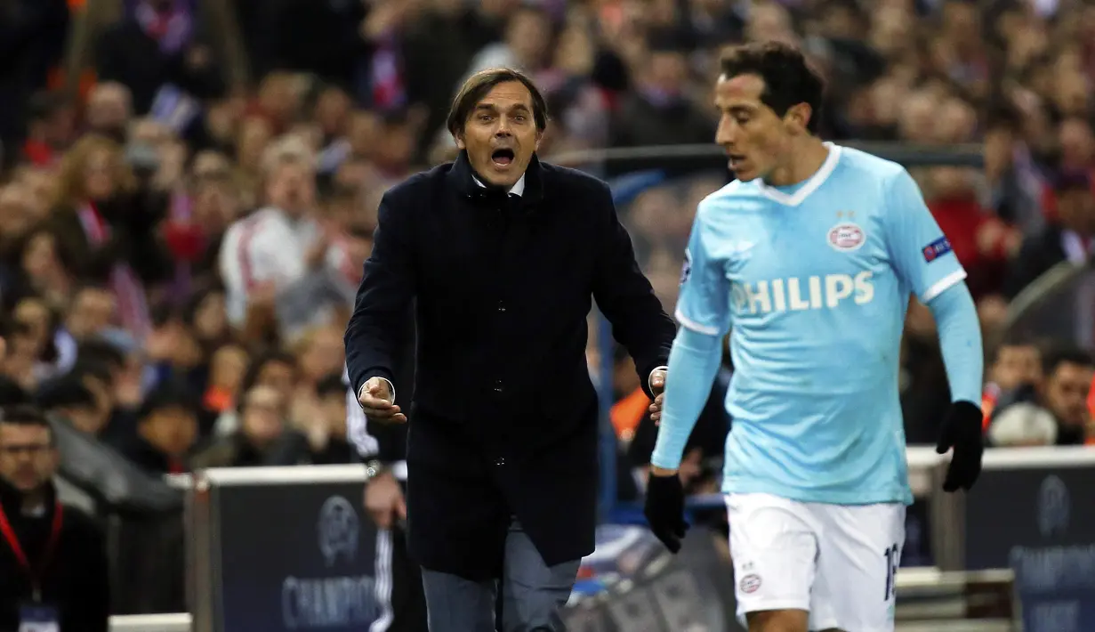 Pelatih PSV Eindhoven, Phillip Cocu, memberikan arahan kepada pemainnya pada leg kedua babak 16 besar Liga Champions di Stadion Vicente Calderon, Madrid, Rabu (16/3/2016) dini hari WIB. Reuters/Susana Vera)