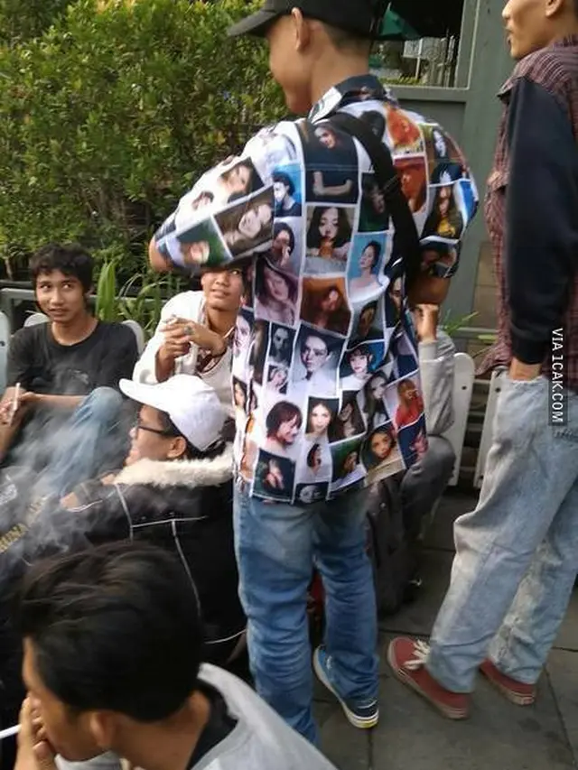 6 Kemeja Ini Motifnya Anti-mainstream Banget, Nyeleneh