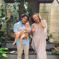 Nadine Chandrawinata dan Dimas Anggara rayakan Lebaran dengan kompak dengan nuansa biru-peach. Nadien kenakan dress peach dengan renda biru, sementara Dimas Anggara kenakan baju koko dan celana chino [@nadienlist]