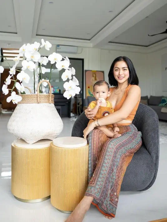 Berpose santai bersama baby Don, Jessica Iskandar tampak mengenakan crop top dan long pants nuansa oranye. @inijedar.