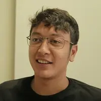 Musik dan akting memiliki arti tersendiri untuk Dimas Anggara. Menurutnya, musik adalah segalanya di dalam hidup dan akting adalah sebuah seni psikologi. Sejak kapan sih Dimas mulai jatuh cinta dengan seni peran dan musik?