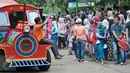 Pengunjung mengantri untuk menaiki mobil keliling di Taman Margasatwa Ragunan, Jakarta Selatan, Senin (24/4). Manfaatkan libur Isra Mi'raj, warga ajak keluarga liburan di Taman Margasatwa Ragunan. (Liputan6.com/Yoppy Renato)