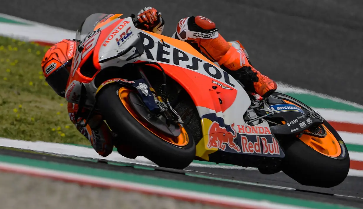 Perfoma Marquez memang mengalami penurunan drastis usai kecelakaan di MotoGP Jerez 2022. Saat itu, ia terjatuh di tikungan ke-3 dan terperosok ke gravel. Tubuhnya terpental ke udara hingga tulang lengan kanan - antara siku dan bahu - mengalami patah. Akibatnya, Marquez diharuskan istirahat hampir semusim penuh. (AFP/Filippo Monteforte)
