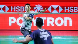 Pebulu tangkis tunggal putra Indonesia, Jonatan Christie berusaha mengembalikan kok ke arah kompatriotnya, Alwi Farhan dalam babak 16 besar Indonesia Open 2026 di Istora Senayan, Jakarta, Kamis (04/06/2026). (Bola.com/Bagaskara Lazuardi)