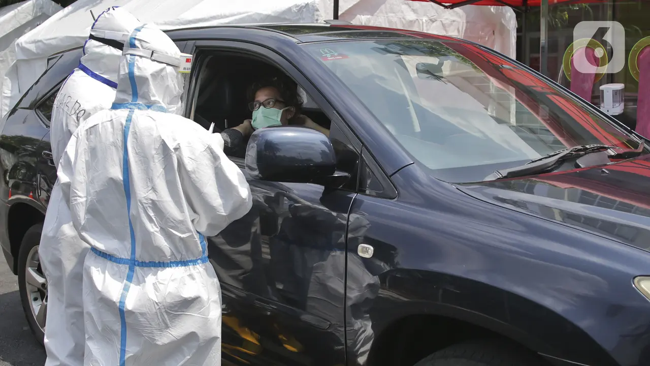FOTO: Layanan Swab Test Drive Thru di Jakarta