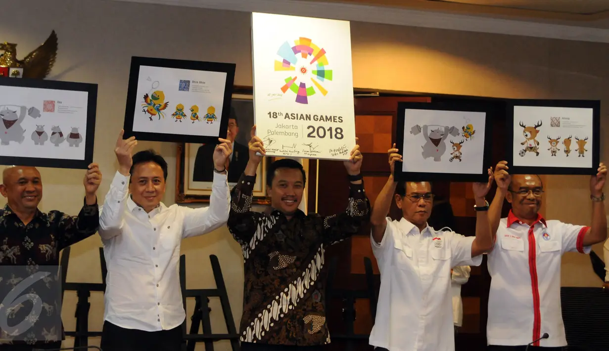 Menpora Imam Nahrawi (tengah) mengangkat logo baru Asian Games 2018 usai diluncurkan di Kantor Kepala Staf Kepresidenan, Jakarta, Kamis (28/7). Logo tersebut bertema The Energy of Asia terinspirasi dari Stadion GBK. (Liputan6.com/Helmi Fithriansyah)