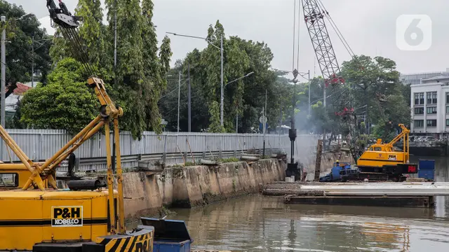 Pemasangan Turap Kali Pasar Baru Antisipasi Banjir