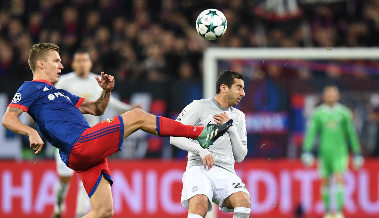 Gelandang CSKA Moscow, Sweden Pontus, berebut bola dengan gelandang Manchester United, Henrikh Mkhitaryan, pada laga Liga Champions di Stadion VEB Arena, Moskow, Rabu (27/9/2017). CSKA kalah 1-4 dari MU. (AFP/Kirill Kudryavtsev)