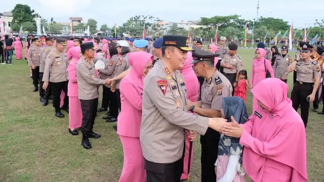Kapolda Riau Irjen Mohammad Iqbal menyalami anggota yang naik pangkat menjelang Hari Bhayangkara.
