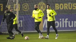 Pemain Borussia Dortmund Mats Hummels (kanan) dan Steffen Tigges berlatih bersama timnya saat sesi latihan terakhir jelang menghadapi Besiktas Istanbul pada pertandingan Grup C Liga Champions di Dortmund, Jerman, 6 Desember 2021. (AP Photo/Martin Meissner)