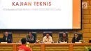 Kepala Badan Keahlian DPR (BKD) Johnson Rajagukguk (kiri), Ketua Badan Urusan Rumah Tangga (BURT) DPR yang baru Anton Sihombing (kedua kiri) saat hadir dalam Seminar Nasional di Gedung Nusantara DPR, Jakarta (20/9). (Liputan6.com/JohanTallo)
