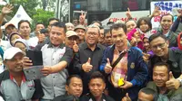 Gubernur Jabar Ahmad Heryawan melepas rombongan peserta Mudik Bareng Gratis 2016 di Bandung. (Liputan6.com/Aditya Prakasa)