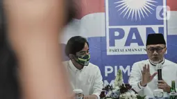 Ketua Umum PAN Zulkifli Hasan (kanan) didampingi bakal calon Wali Kota Solo Gibran Rakabuming Raka saat menggelar pertemuan di Jakarta, Rabu (12/8/2020). PAN telah resmi memberikan dukungannya kepada Gibran Rakabuming dan Teguh Prakosa pada Pilkada Solo 2020. (merdeka.com/Iqbal Nugroho)