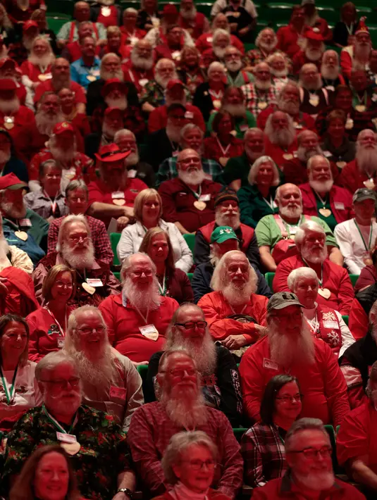 Para siswa sekolah Santa Claus Charles W. Howard berpose untuk foto bersama di Midland, Michigan, Jumat (19/10). Sekolah ini khusus mengajarkan para lansia yang ingin menjadi sinterklas. (JEFF KOWALSKY / AFP)