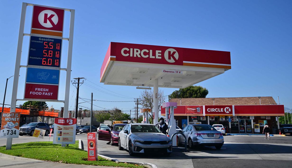 Harga bensin tertera pada papan pengumuman di SPBU Circle K, Rosemead, California pada 28 April 2026. Harga minyak dunia melonjak tajam sekitar 3 persen ke level tertinggi dalam dua pekan terakhir. (Frederic J. BROWN/AFP)