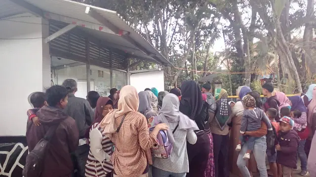 Antrian pengunjung Taman Satwa Cikembulan saat liburan Tahun Baru 2020 berlangsung