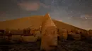 Patung kepala batu besar di situs arkeologi Gunung Nemrut, Adiyaman, Turki, 17 September 2021. Situs arkeologi Gunung Nemrut berada di atas gunung setinggi 2.134 meter. (YASIN AKGUL/AFP)