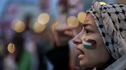 Seorang demonstran meneriakkan slogan-slogan saat unjuk rasa pro-Palestina di alun-alun Puerta del Sol di pusat kota Madrid, Spanyol, Sabtu, 21 Oktober 2023. (AP Photo/Manu Fernandez)