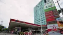 Seorang pengendara mobil melintas di depan sebuah Stasiun Pengisian Bahan Bakar Umum (SPBU) yang menampilkan harga bahan bakar di Jakarta, Selasa 3 Maret 2026. Pecahnya perang Iran-Israel di Timur Tengah diprediksi bakal membuat harga minyak dunia memanas sehingga bisa menekan Indonesia. (AP Photo/Achmad Ibrahim)