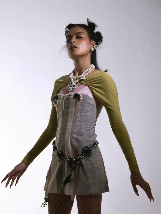 Baik di dunia akting, tarik suara hingga modelling, Eva Celia memang selalu tampil totalitas. (Instagram/evacelia).