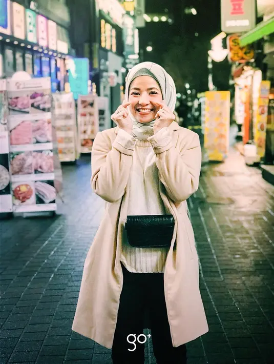 Melihat gaya Natasha Rizky berhijab, kesan simple dan sederhana lah yang pasti muncul di benak. Pasalnya, ia jarang sekali membuat bentuk hijabnya seperti yang aneh-aneh. (Instagram/natasharizkynew)