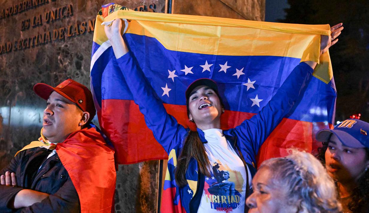 Perayaan penangkapan Nicolas Maduro menggema di jalan-jalan ibu kota, khususnya negara-negara Amerika Latin. Tampak dalam foto, warga Venezuela yang tinggal di Guatemala merayakan penangkapan pemimpin mereka, Nicolas Maduro, di Lapangan Simon Bolivar, Kota Guatemala pada 3 Januari 2026. (JOHAN ORDONEZ/AFP)